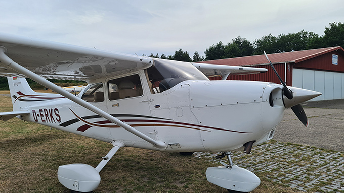 Air-Unlimited_Cessna_172_D-ERKS_1