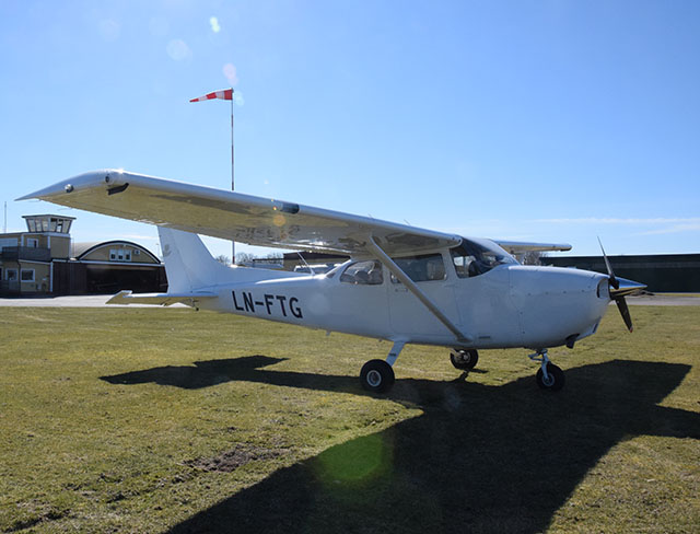 Cessna_172S_LN-FTG_01
